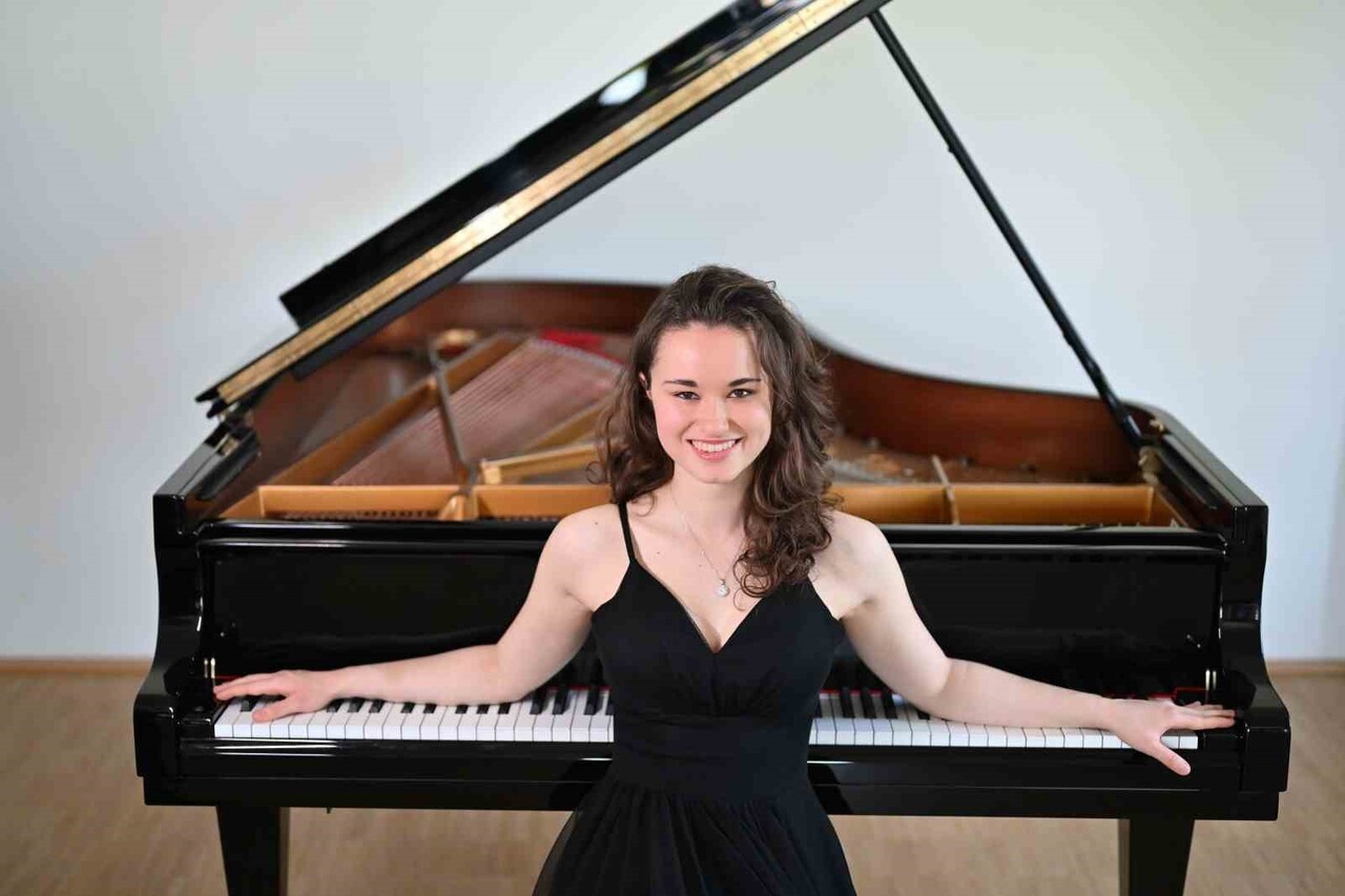 YAŞAR ÜNİVERSİTESİ SÜREKLİ EĞİTİM MERKEZİ MÜZİK AKADEMİSİ MEZUNU 20 YAŞINDAKİ NEHİR ÖZZENGİN, 14...