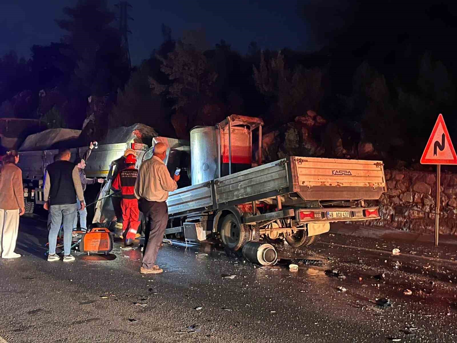 YATAĞAN-MİLAS KARAYOLUNDA SÜT TOPLAMA ARACININ MERMER YÜKLÜ TIR’I ARKADAN ÇARPMASI SONRASI MEYDANA...