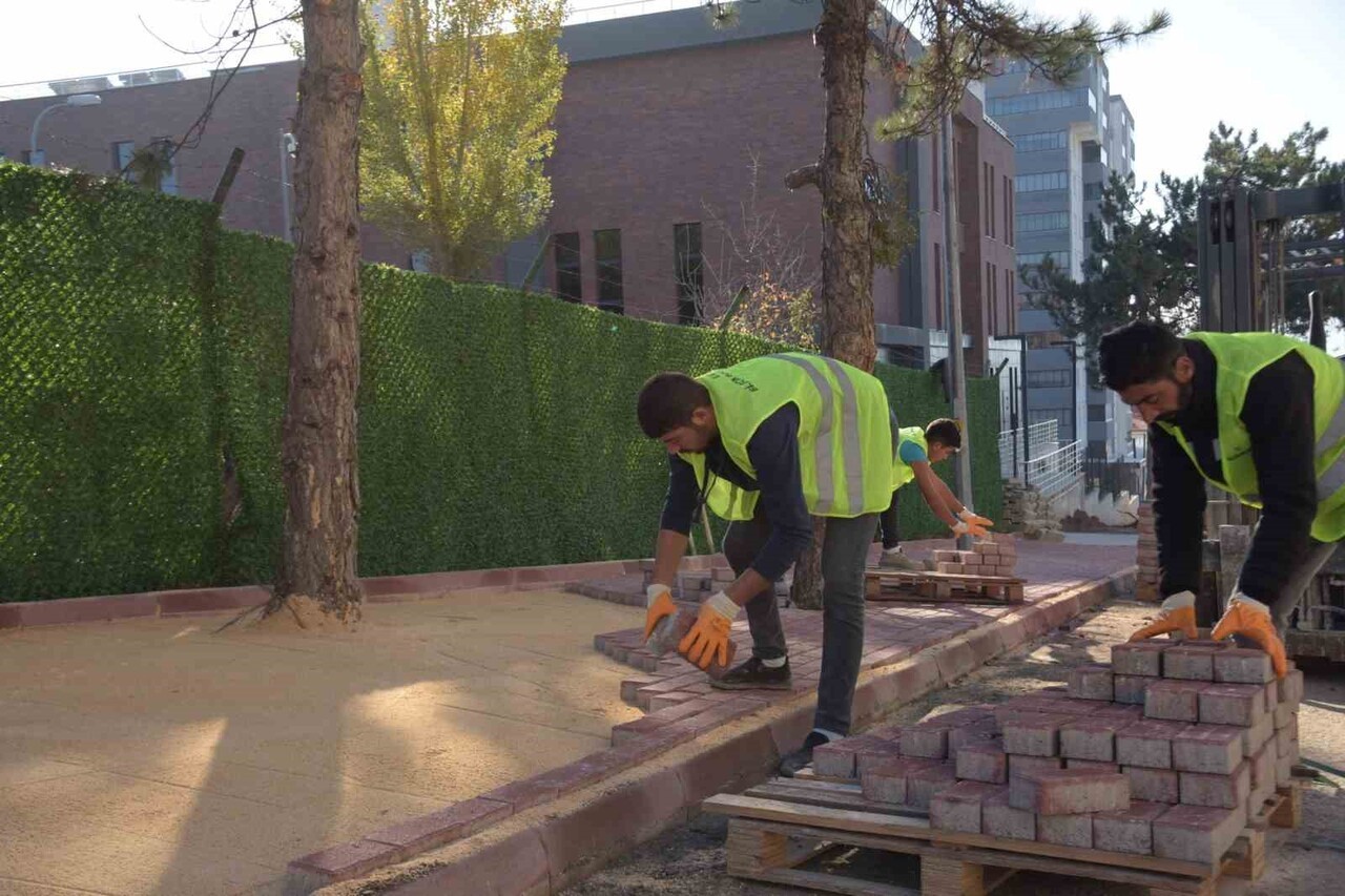 YENİ CADDE VE SOKAKLAR ULAŞIMA AÇILIYOR KALDIRIMLAR YENİLENİYOR