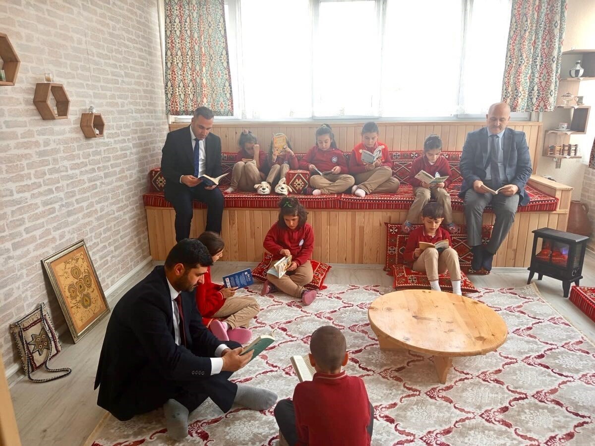 YENİ YAPILAN KÜLTÜR ODASINDA KİTAP OKUMA ETKİNLİĞİ YAPILDI