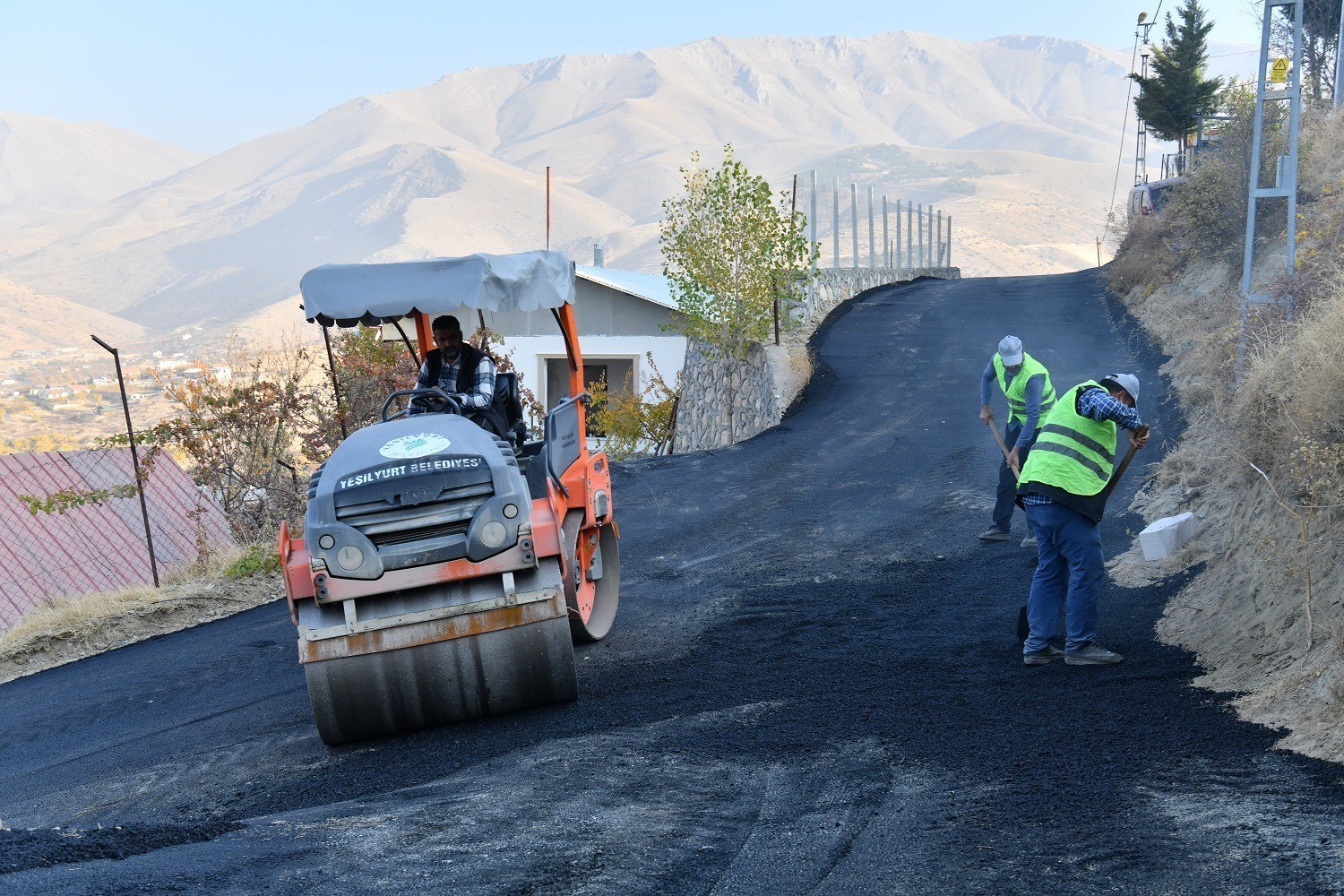 YEŞİLYURT BELEDİYESİ FEN İŞLERİ MÜDÜRLÜĞÜ EKİPLERİ, İLÇE GENELİNDE ULAŞIM KALİTESİNİ ARTIRMAK...