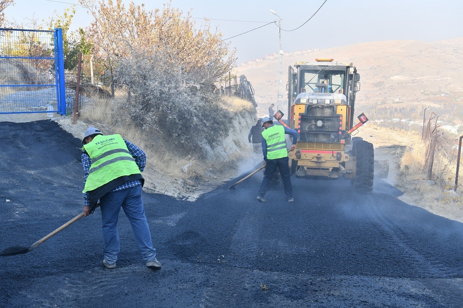 YEŞİLYURT BELEDİYESİ FEN İŞLERİ MÜDÜRLÜĞÜ EKİPLERİ, İLÇE GENELİNDE ULAŞIM KALİTESİNİ ARTIRMAK...