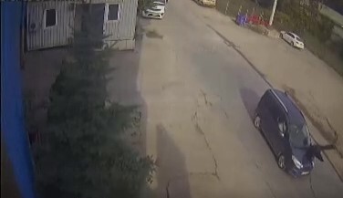 YOLUN KARŞISINA GEÇMEK İSTEYEN YAŞLI ADAMA ARACIN ÇARPMA ANI KAMERADA