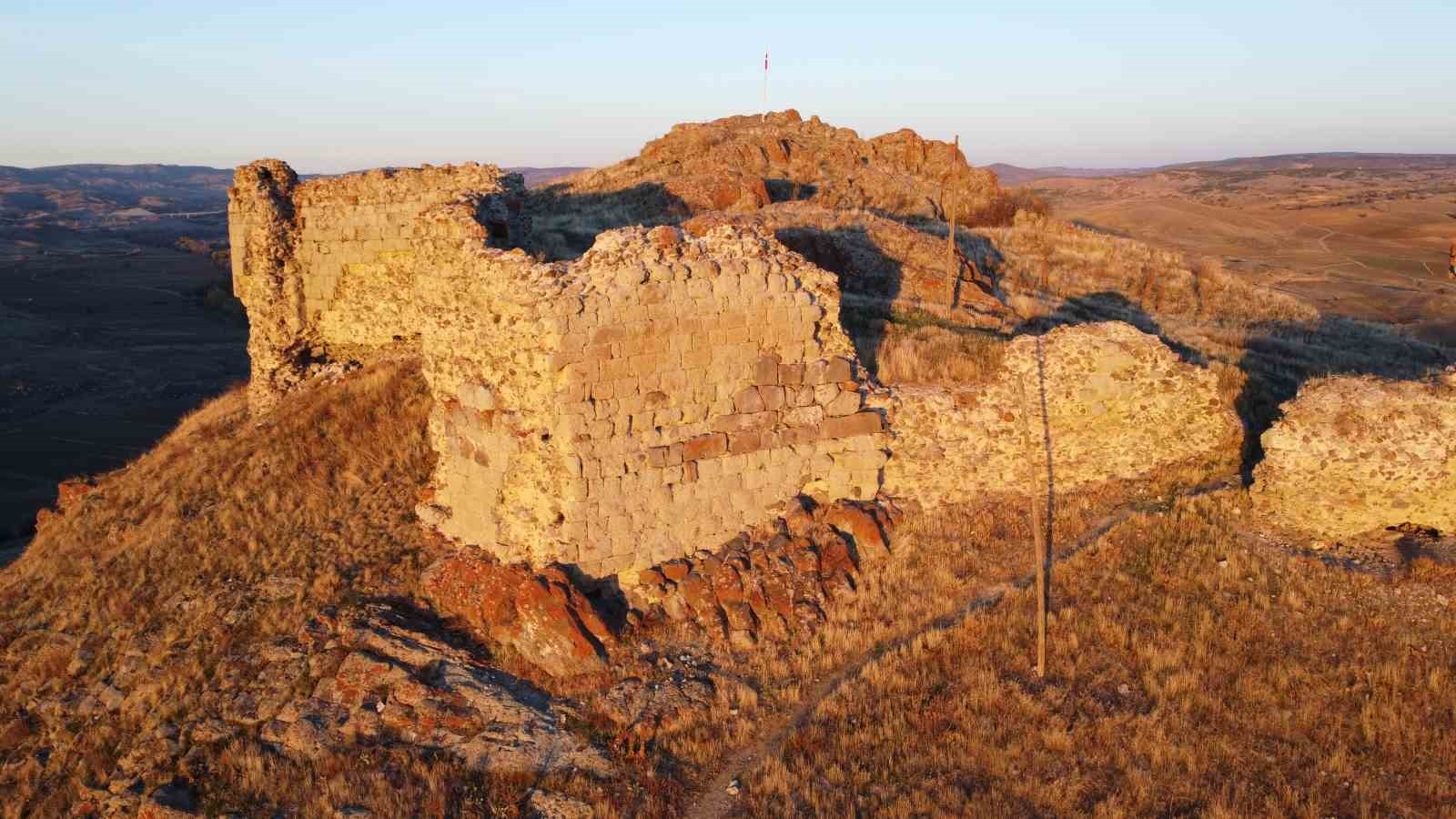 YOZGAT'IN AKDAĞMADENİ İLÇESİNE BAĞLI MUŞALİKALESİ (BEHRAMŞAH KALESİ), DRON KAMERASIYLA HAVADAN...