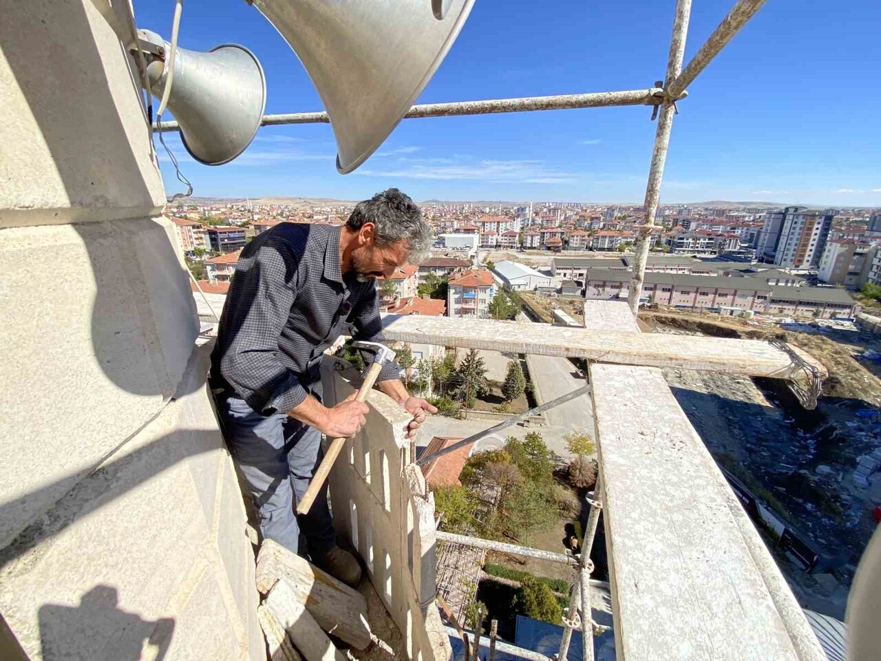 YOZGAT’IN SORGUN İLÇESİNDE YAŞAYAN VE 17 YAŞINDAN BU YANA MİNARE USTALIĞI YAPAN FUAT UYAR...