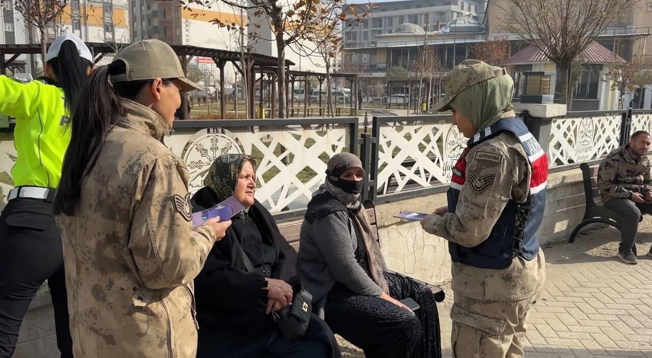 YÜKSEKOVA İLÇE EMNİYET MÜDÜRLÜĞÜ, JANDARMA KOMUTANLIĞI VE ÇEŞİTLİ KAMU KURUMLARI, 25 KASIM KADINA...