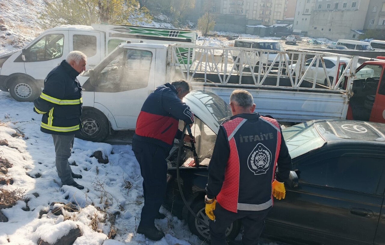 YÜKSEKOVA İLÇESİNDE SEYİR HALİNDE OLAN BİR OTOMOBİLİN MOTORUNDA ÇIKAN YANGIN, İTFAİYE EKİPLERİNİN...