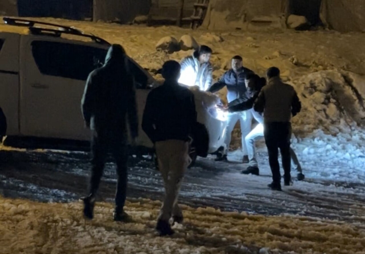 YÜKSEKOVA İLÇESİNDE YOĞUN KAR YAĞIŞI YOLLARI PİSTE ÇEVİRİRKEN SÜRÜCÜLERİN BUZLU YOLLA VE YOKUŞLA...