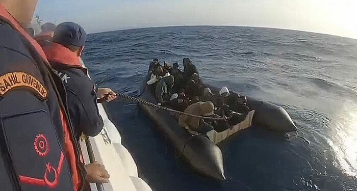 YUNAN UNSURLARI TARAFINDAN GERİ İTİLEN LASTİK BOT İÇERİSİNDEKİ 25 DÜZENSİZ GÖÇMEN...