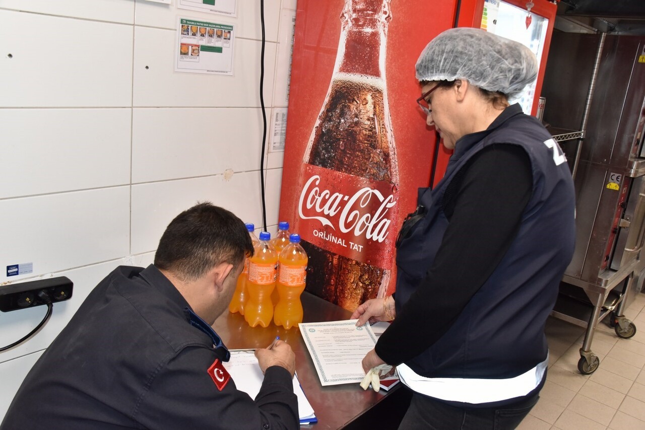 YUNUSEMRE BELEDİYESİ İLÇEDE BELİRLENEN NOKTALARDA GIDA DENETİMİ GERÇEKLEŞTİRDİ. BELEDİYE EKİPLERİ...