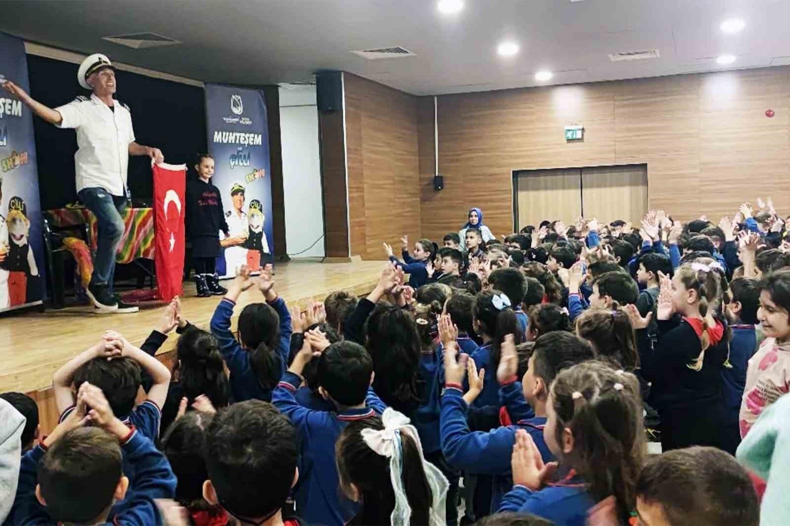 YUNUSEMRE BELEDİYESİ’NİN OKULLARDA DÜZENLEDİĞİ GELENEKSEL KUKLA GÖSTERİSİ, MÜZİK VE SİHİRBAZLIK...