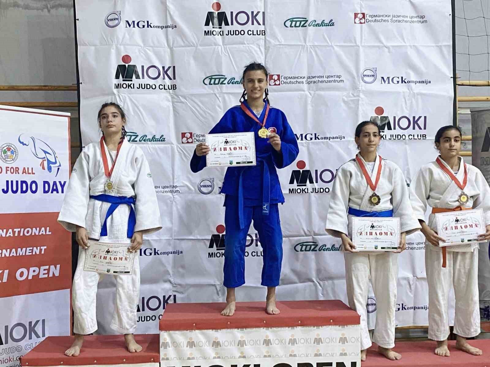 YUNUSEMRE BELEDİYESPOR’UN JUDOCULARI, MAKEDONYA’NIN BAŞKENTİ ÜSKÜP’TE DÜZENLENEN 14. MİOKİ...