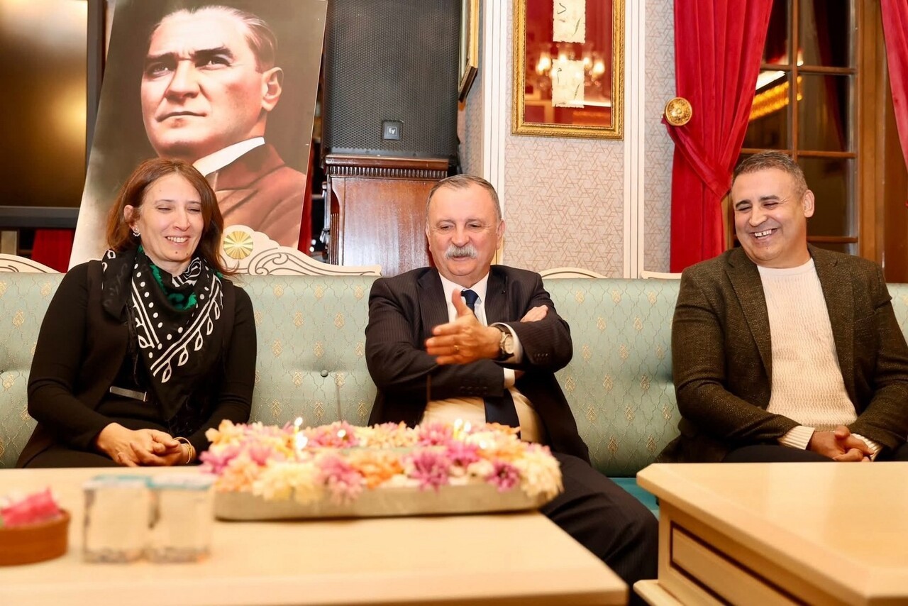 YUNUSEMRE BELEDİYESPOR YÖNETİMİ, BELEDİYE BAŞKANI SEMİH BALABAN'IN ÖĞRETMENLER GÜNÜ'NÜ TOPLANTI...