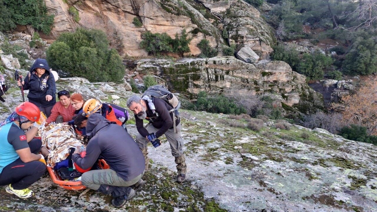 YÜRÜYÜŞ YAPARKEN DERE YATAĞINA DÜŞEN ŞAHIS KURTARILDI