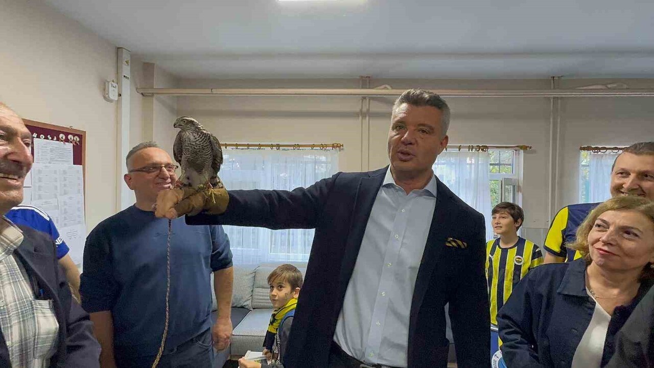 ZİYARET ESNASINDA RİZE'NİN SİMGELERİNDEN ATMACA KUŞUNU YAKINDAN İNCELEYEN BAŞKAN SARAN, "ATMACA...