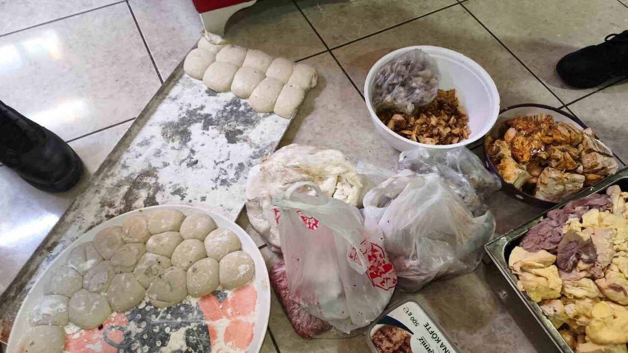 ZONGULDAK'IN DEVREK İLÇESİNDE SAĞLIĞA AYKIRI İMALAT YAPTIĞI GEREKÇESİYLE MÜHÜRLENEN PİDECİ...