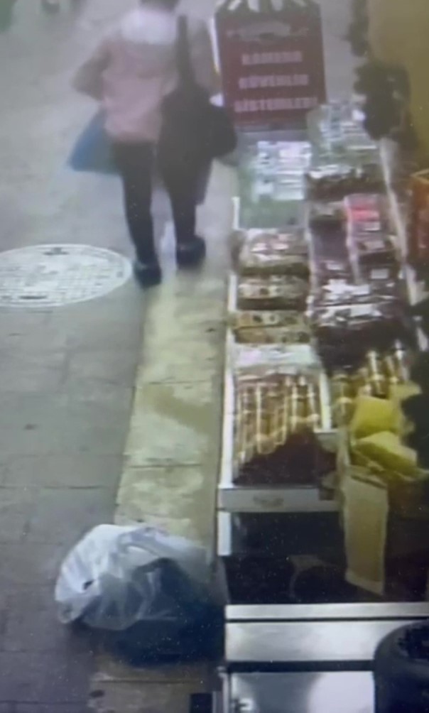 ZONGULDAK'TA BİR KURUYEMİŞÇİNİN ÖNÜNDEKİ TEZGAHTAN BİR PAKET CEVİZ ÇALAN KADIN, İŞ YERİNİN...