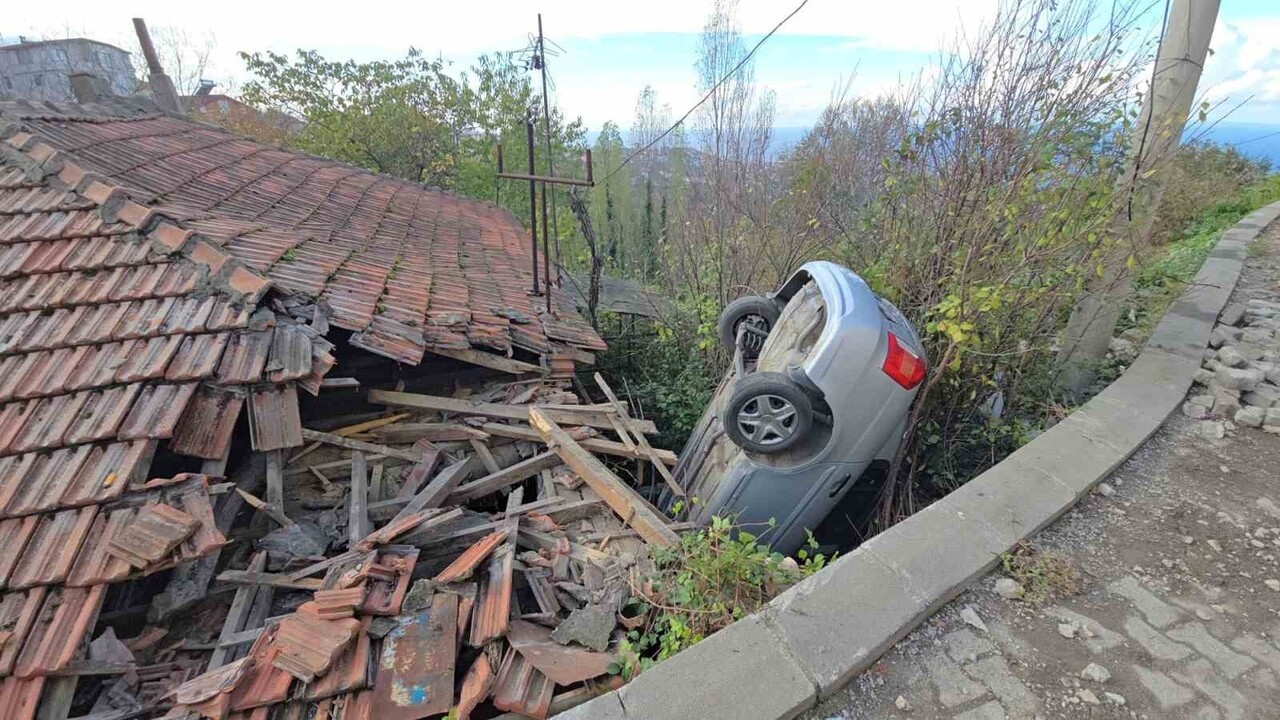 ZONGULDAK'TA KONTROLDEN ÇIKAN OTOMOBİL BİR EVİN ÇATISINA UÇTU.