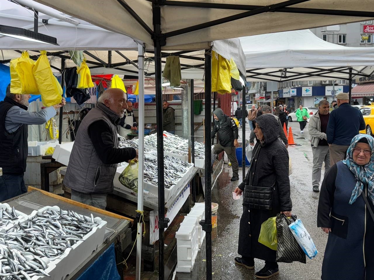 ZONGULDAK'TA OLUMSUZ HAVA ŞARTLARI VE DENİZDE BALIĞIN AZALMASI NEDENİYLE HAMSİNİN KİLOGRAM FİYATI...