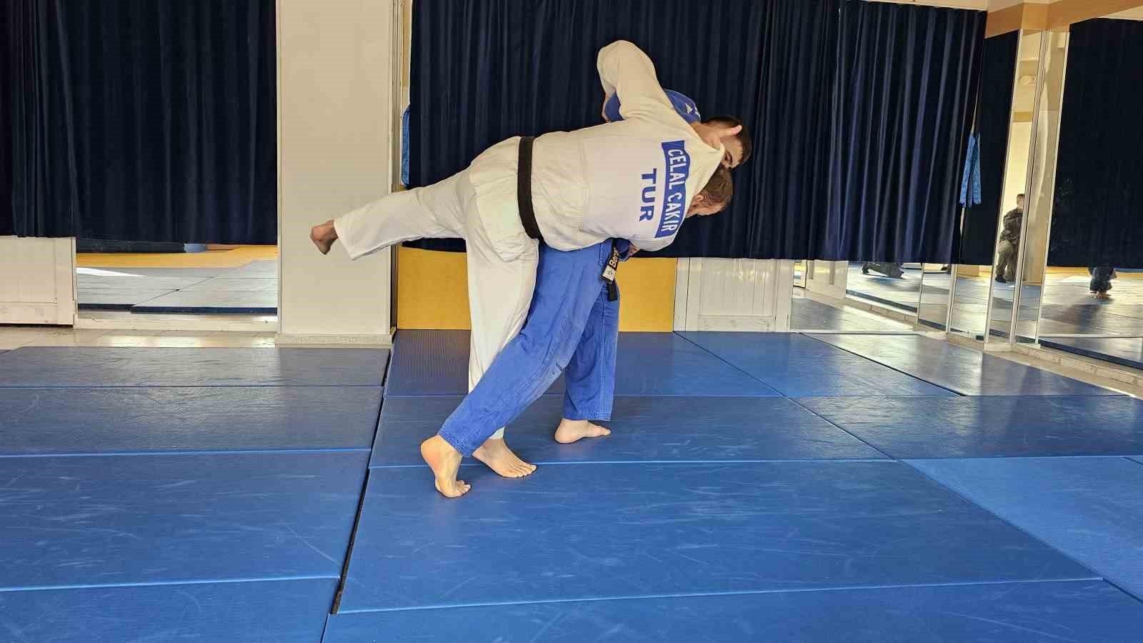 ZONGULDAK BÜLENT ECEVİT ÜNİVERSİTESİ (BEUN) ÖĞRENCİSİ VE MİLLÎ JUDOKA 18 YAŞINDAKİ BERAT HIDIR...