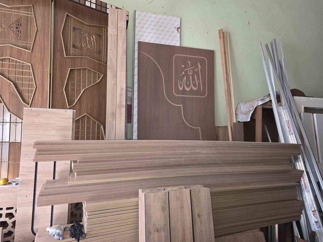 ZONGULDAK (İHA) - ZONGULDAK’IN ALAPLI İLÇESİNDE 50 YILDIR MOBİLYA İMALATI YAPAN 65 YAŞINDAKİ...