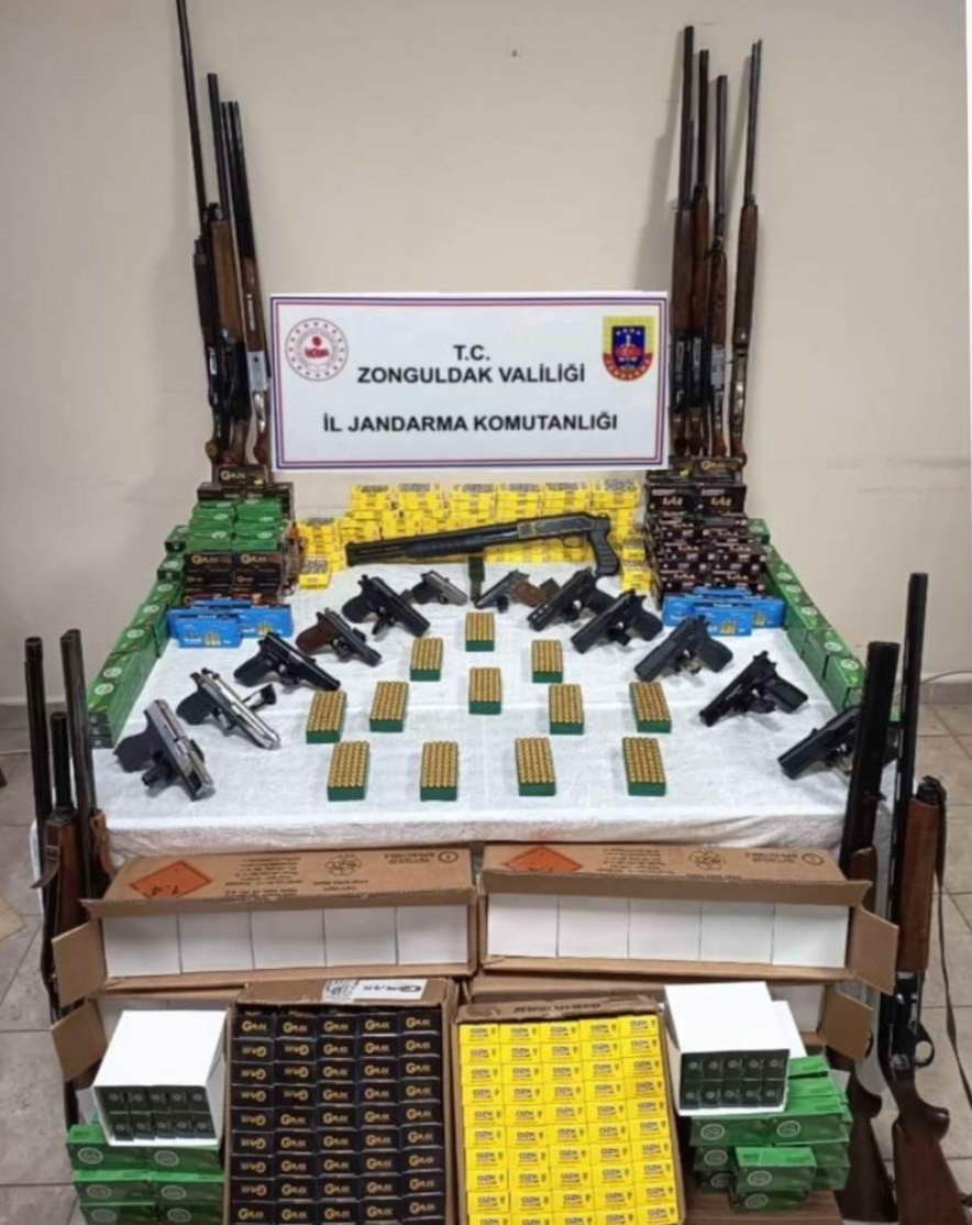 ZONGULDAK İL JANDARMA KOMUTANLIĞI EKİPLERİNİN ÇAYCUMA'DA DÜZENLEDİĞİ OPERASYONDA, 9 AYRI ADRESE EŞ...