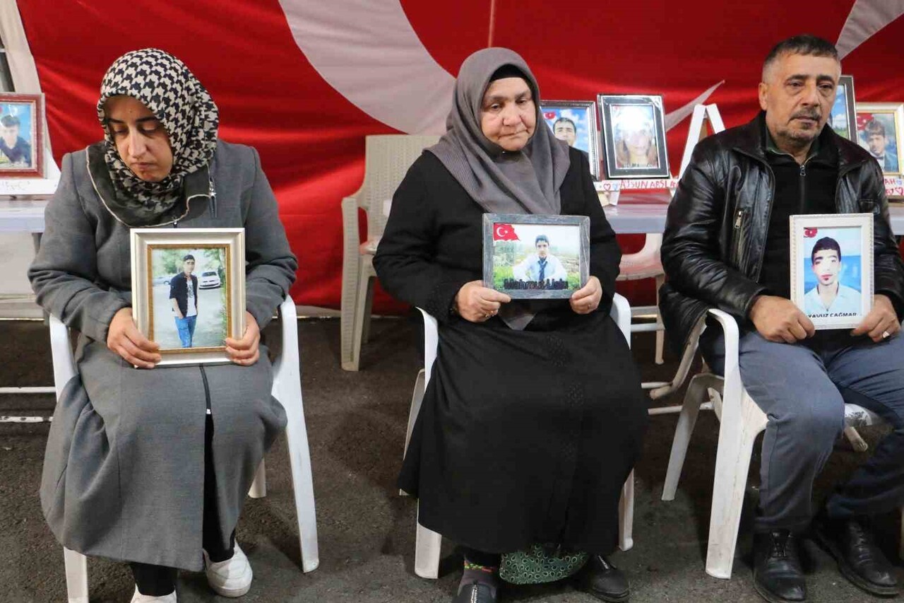 3 EYLÜL 2019 TARİHİNDEN BERİ DİYARBAKIR'DA ESKİ HDP İL BAŞKANLIĞI BİNASI ÖNÜNDE OTURMA EYLEMİNİ...