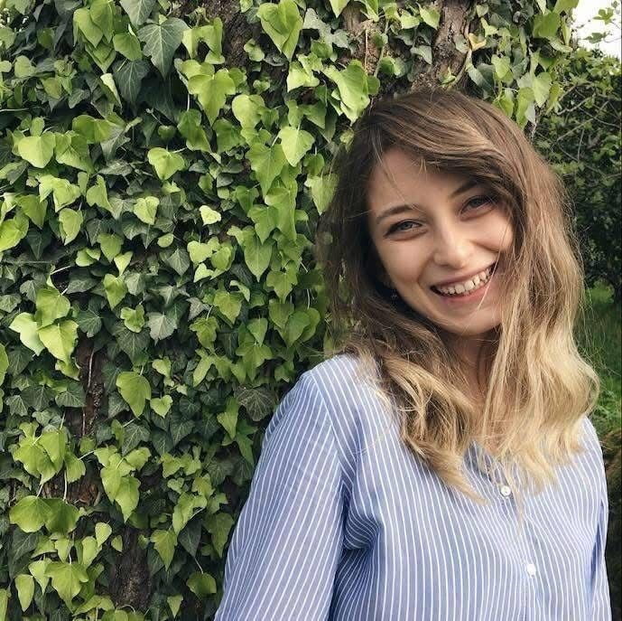 35 KOR 61 PLAKALI  OTOMOBİLDE BULUNAN DİLARA ELMAS YILMAZ (29) OLAY YERİNDE HAYATINI KAYBETTİ