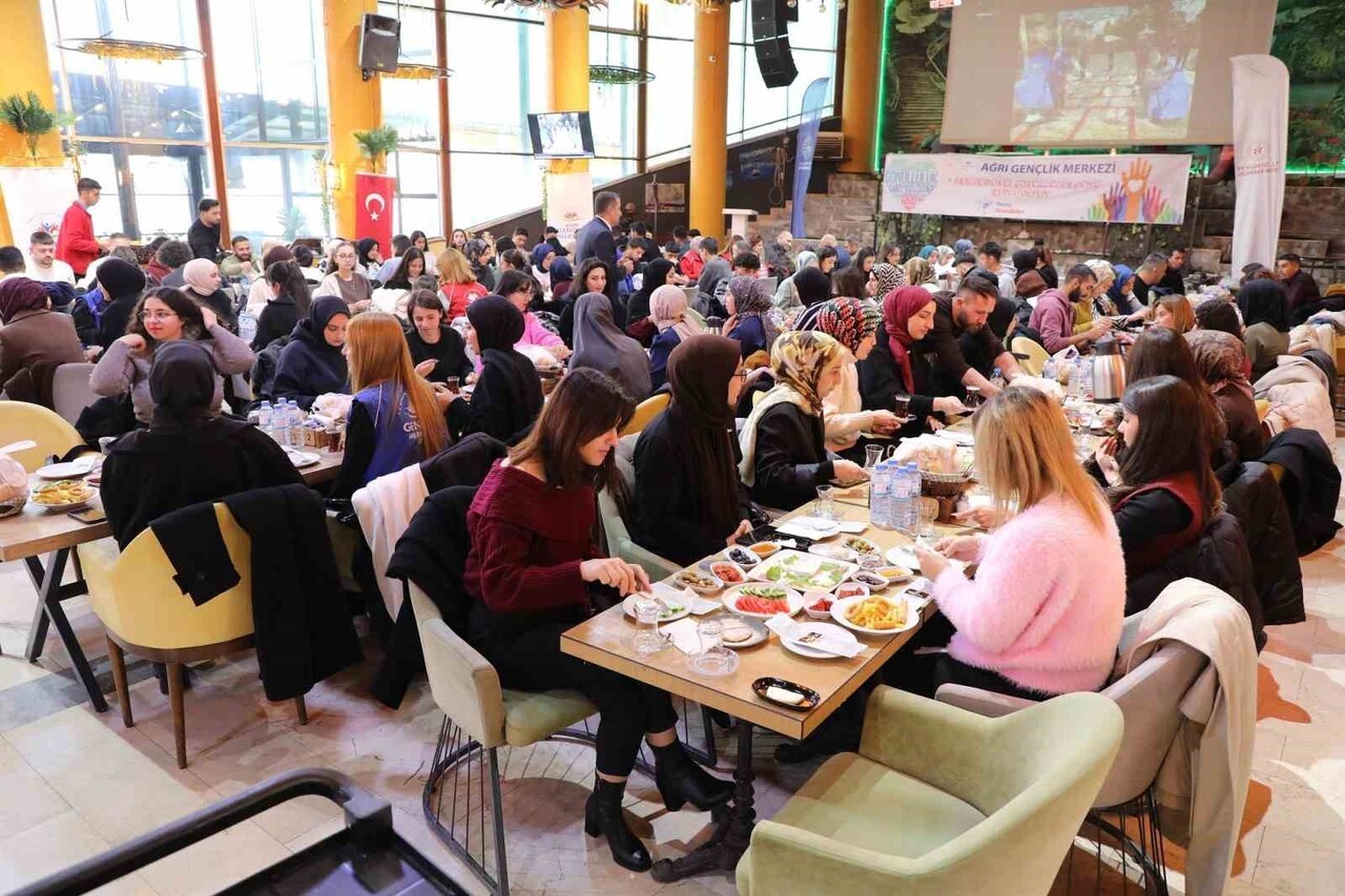 5 ARALIK DÜNYA GÖNÜLLÜLER GÜNÜ'NDE GENÇ GÖNÜLLÜLER KAHVALTIDA BULUŞTU