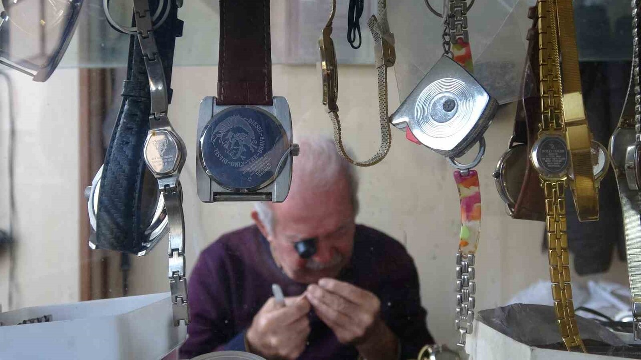 76 YAŞINDAKİ SAAT USTASI HAYRİ ÇALIŞKAN, 61 YIL ÖNCE İLK ADIMINI ATTIĞI MESLEĞİNİ 15 METREKARELİK...