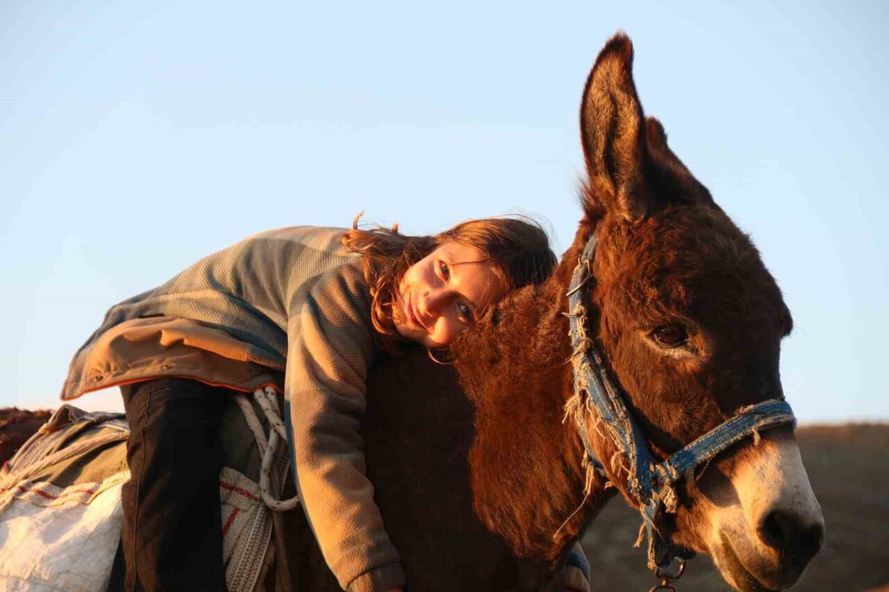 9 YAŞINDAKİ AYŞE YAREN ARMAĞAN EŞEĞİNİ VE HAYVANLARINI ÇOK SEVİYOR