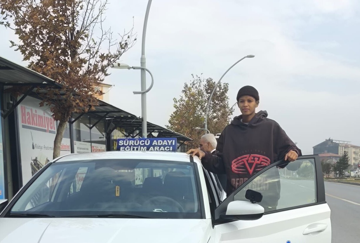 A MİLLİ KADIN VOLEYBOL TAKIMI'NIN MALATYALI FAHRİ HEMŞERİSİ MELİSSA VARGAS EHLİYET SINAVINA...