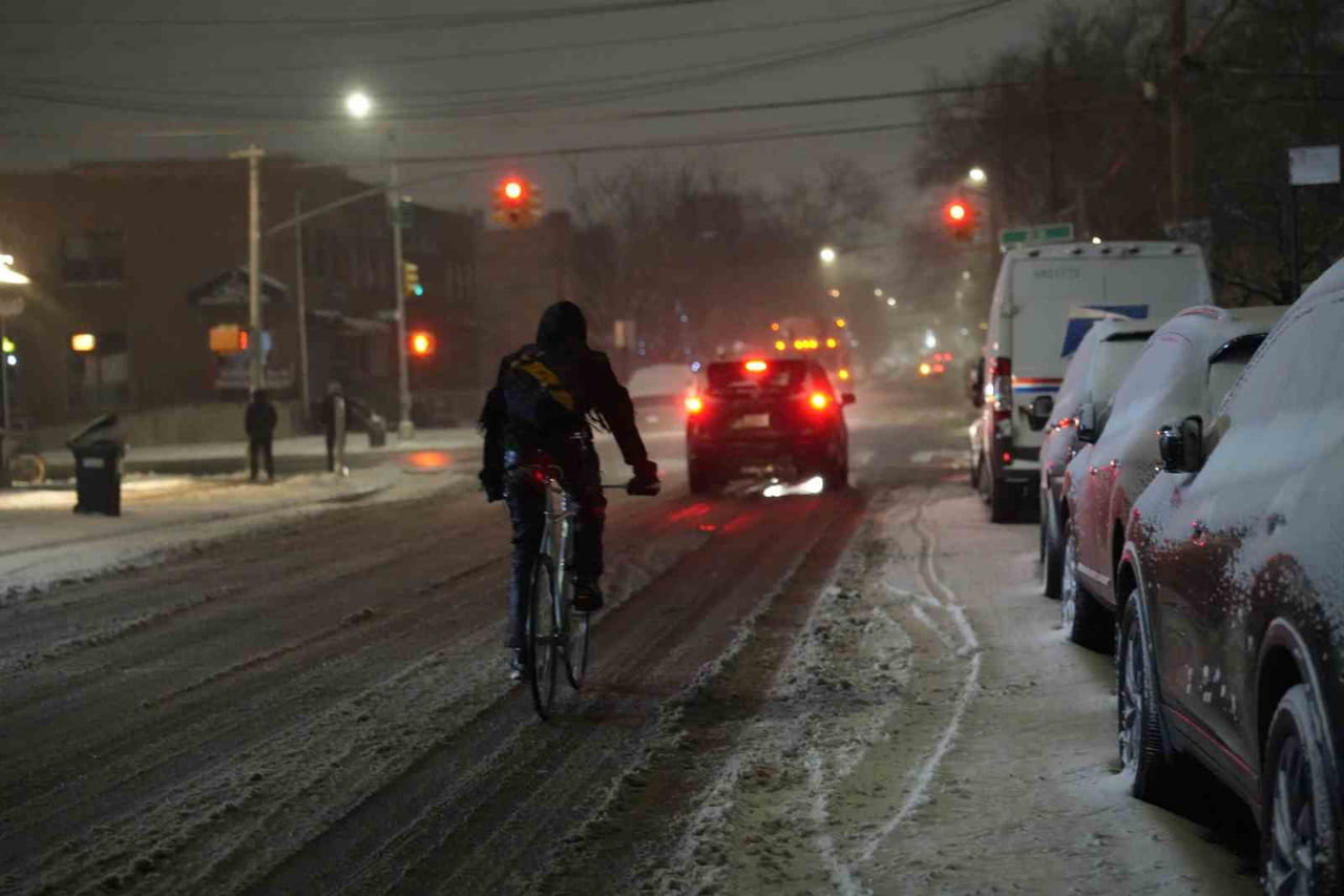 ABD'NİN KUZEYDOĞUSUNU ETKİSİ ALTINA ALAN ŞİDDETLİ KAR FIRTINASI, NEW YORK'TA HAYATI DURMA...