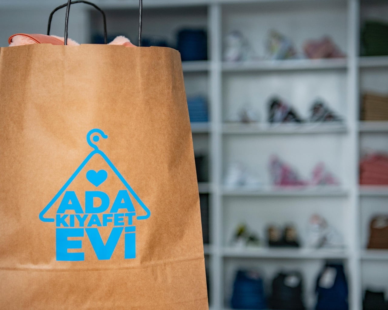 ADA KIYAFET EVİ KUŞADASI'NDA DAYANIŞMANIN ÖRNEĞİ OLUYOR