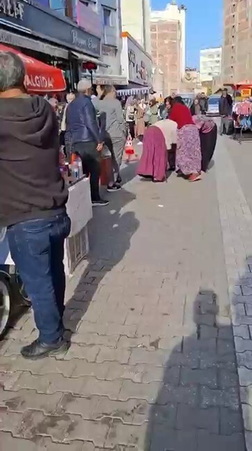 ADANA'DA BİR GRUP KADIN SOKAK ORTASINDA SAÇ SAÇA BAŞ BAŞA KAVGAYA TUTUŞTU