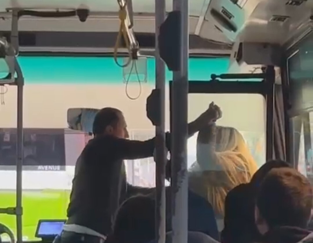 ADANA'DA BİR HALK OTOBÜSÜNDE ŞOFÖR İLE KADIN YOLCU ARASINDA ÇIKAN TARTIŞMA KAVGAYA...