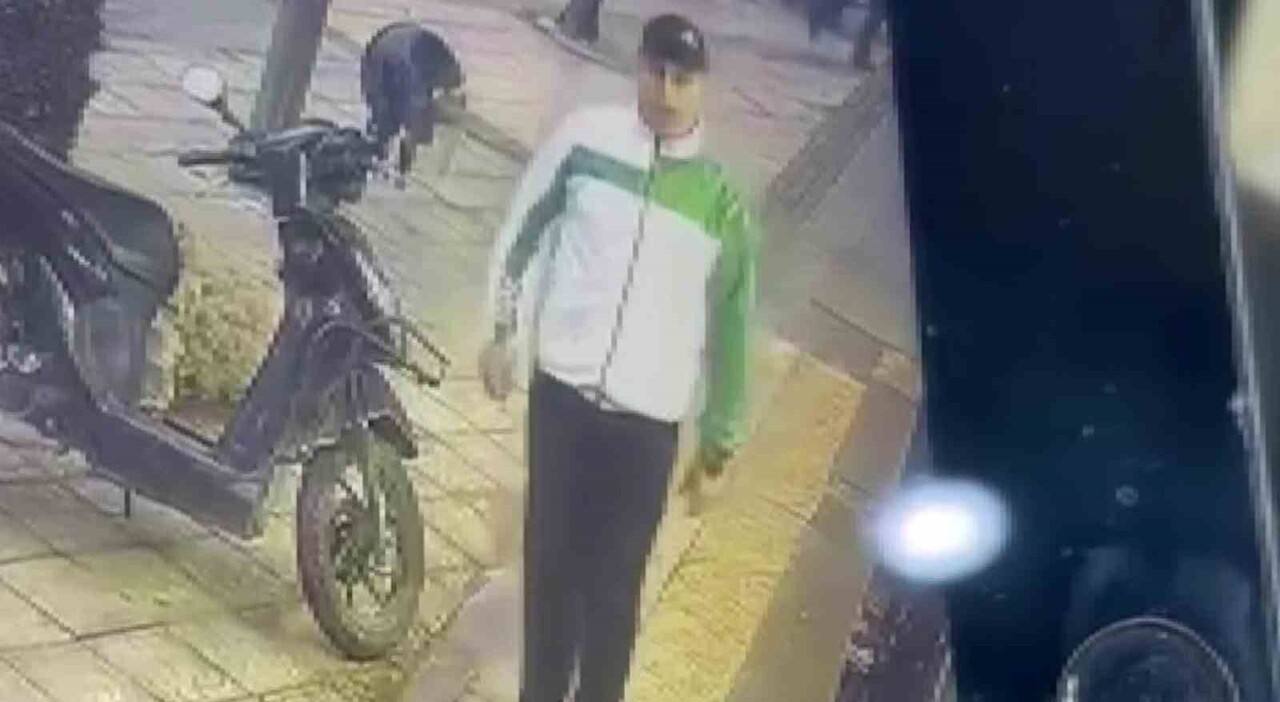 ADANA'DA BİR ŞAHIS, KALDIRIMDA YÜRÜRKEN PARK HALİNDEKİ OTOMOBİLİN DİKİZ AYNASINI TEKME ATARAK...