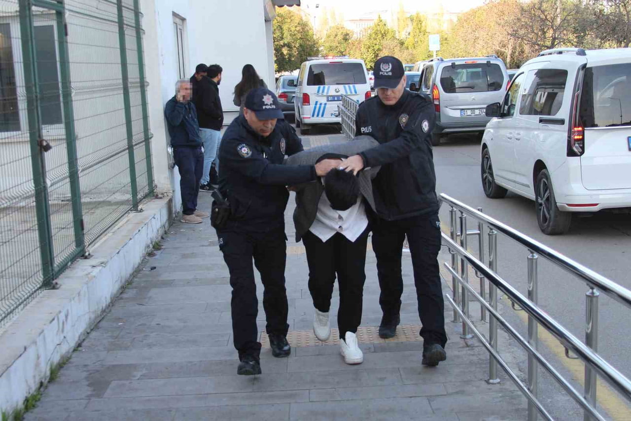 ADANA'DA DOLMUŞ SÜRÜCÜSÜNE TEHDİTLER SAVURAN PTT KARGO ŞOFÖRÜ, POLİS TARAFINDAN GÖZALTINA...