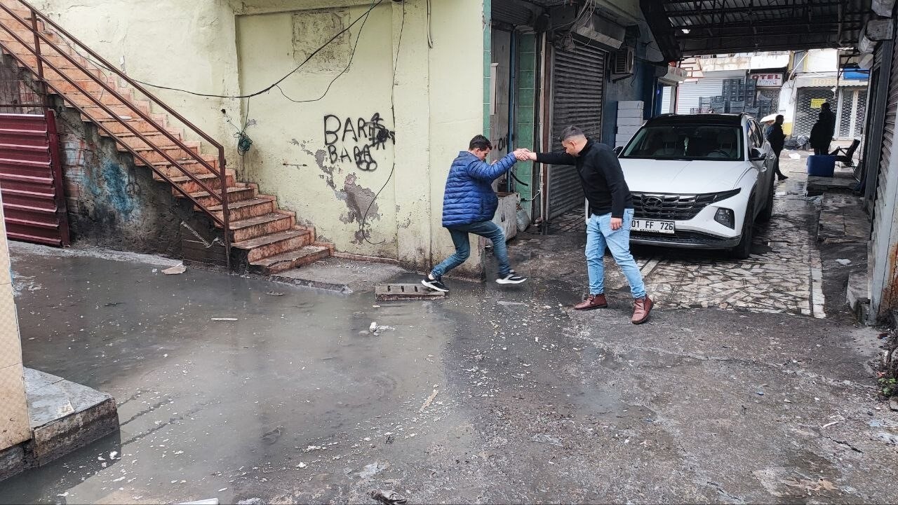 ADANA'DA ESNAF ASKİ'YE BAŞVURU YAPMALARINA RAĞMEN SÜREKLİ TIKANAN KANALİZASYON SORUNUNUN BİR TÜRLÜ...