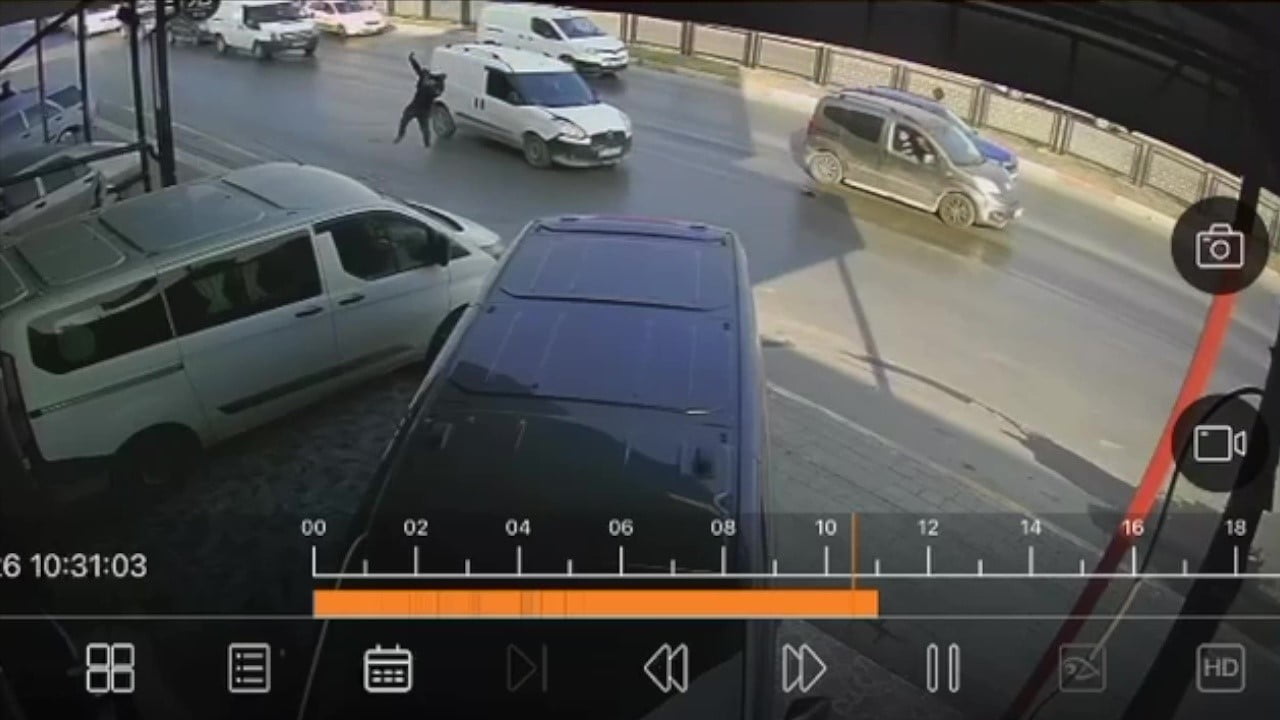 ADANA'DA HAFİF TİCARİ ARACIN YOLUN KARŞISINA GEÇMEK İSTEYEN BİR KİŞİYE ÇARPMA ANI GÜVENLİK...