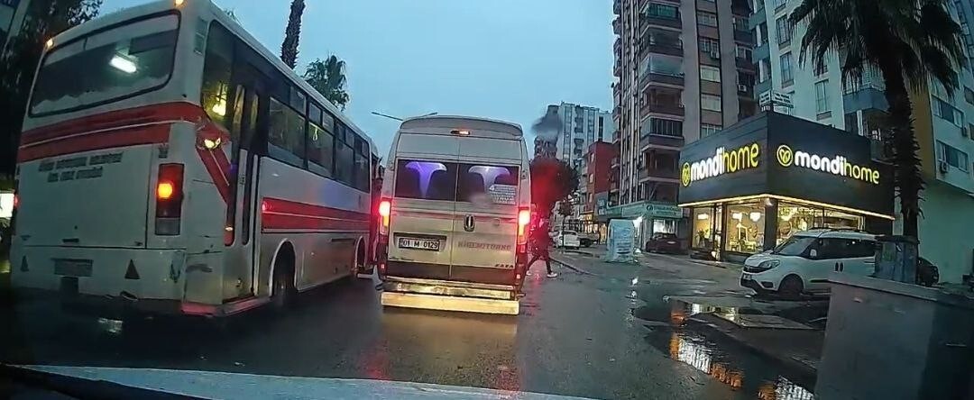 ADANA'DA  OTOBÜS SÜRÜCÜSÜNÜN DİĞER MİNİBÜS SÜRÜCÜSÜNÜ SIKIŞTIRARAK KAZAYA SEBEBİYET VERDİĞİ...