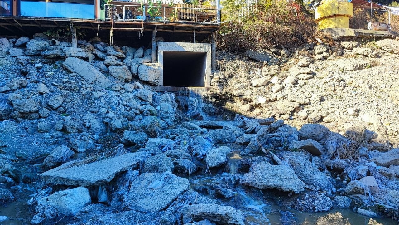 ADANA'DA SEYHAN NEHRİ'NE KURAKLIK NEDENİYLE SU VERİLMEYİNCE, NEHRE BIRAKILAN ATIK SULAR GÜN YÜZÜNE...