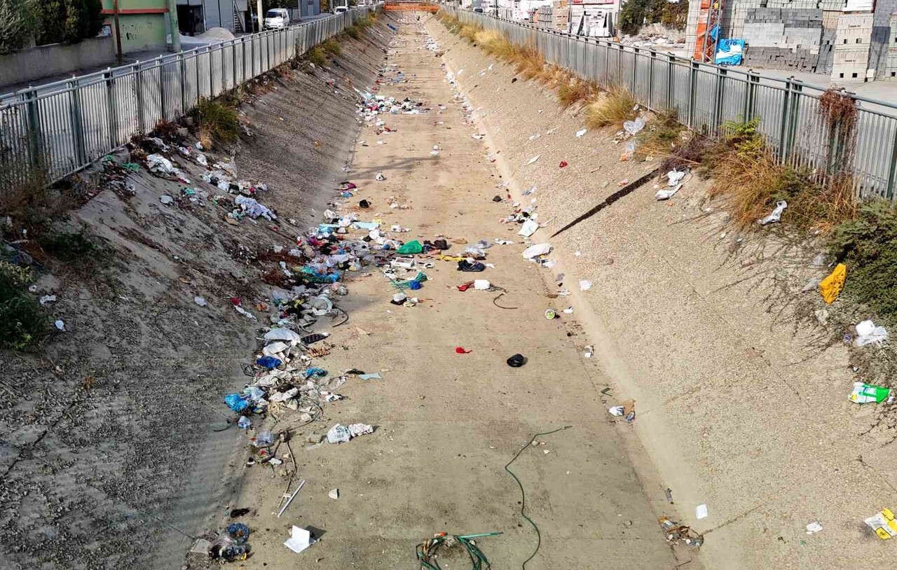 ADANA'DA SULAMA KANALLARINA KURAKLIK NEDENİYLE SU VERİLEMEYİNCE BİLİNÇSİZ VATANDAŞLAR KANALI ÇÖP...