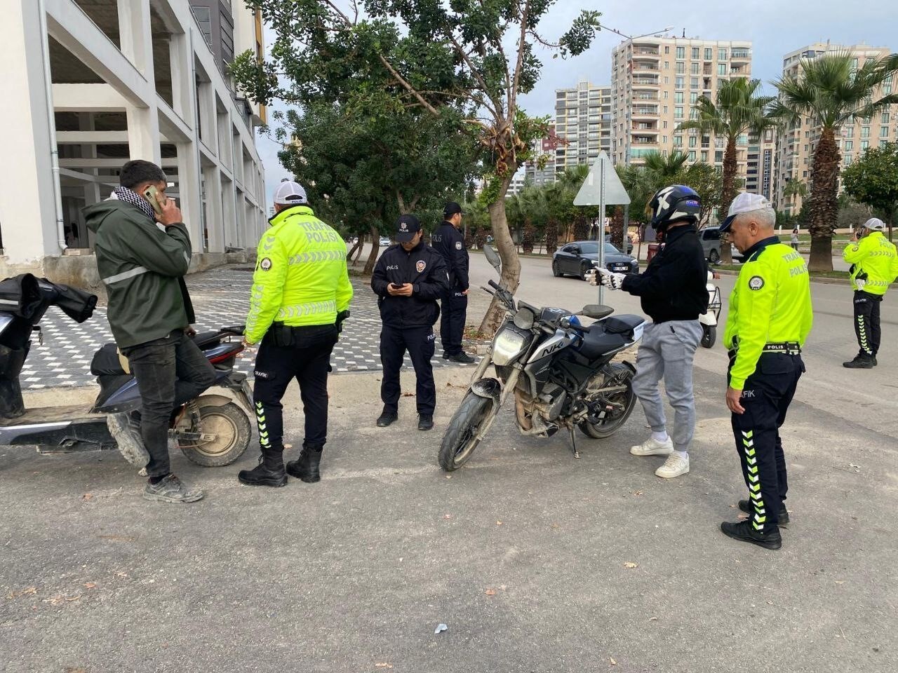 ADANA'DA TRAFİK POLİSLERİ TARAFINDAN MOTOSİKLETLERE YÖNELEK YAPILAN DENETİMDE 106 SÜRÜCÜYE 623 BİN...
