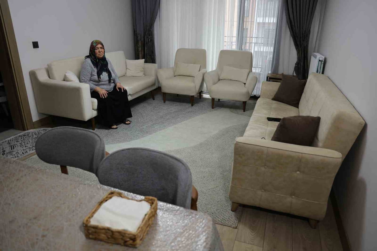 ADANA'DA YAŞAYAN 71 YAŞINDAKİ ELİF TOYGUŞ. 6 ŞUBAT DEPREMLERİNDE MERKEZ ÇUKUROVA İLÇESİNDEKİ METE...