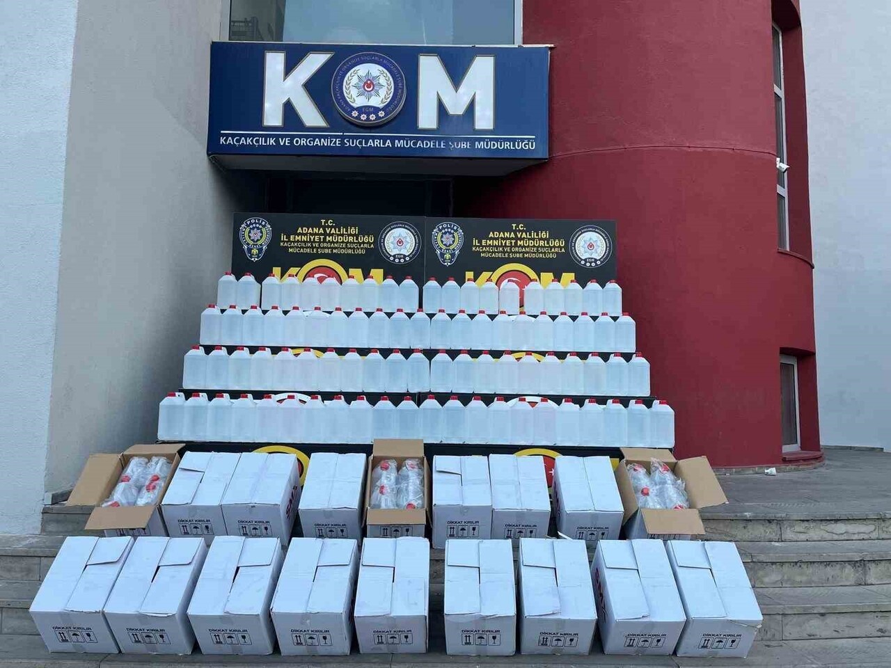 ADANA'DA YILBAŞI ÖNCESİ KOM EKİPLERİ SAHTE İÇKİ OPERASYONUNDA 2 TON 80 LİTRE KAÇAK ETİL ALKOL İLE...