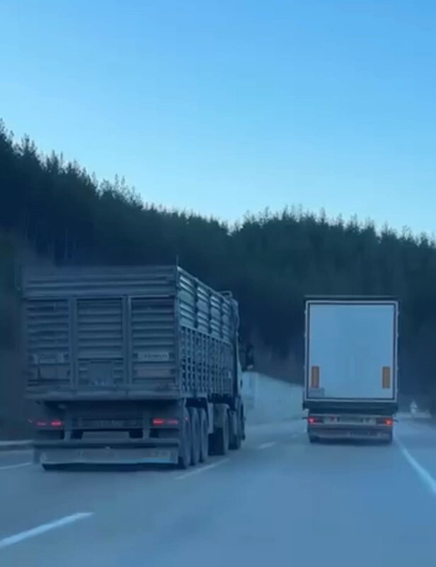 ADANA'NIN KOZAN İLÇESİNDE BİR KAMYON SÜRÜCÜSÜNÜN SOLLAMA MANEVRALARI TEPKİ ÇEKTİ