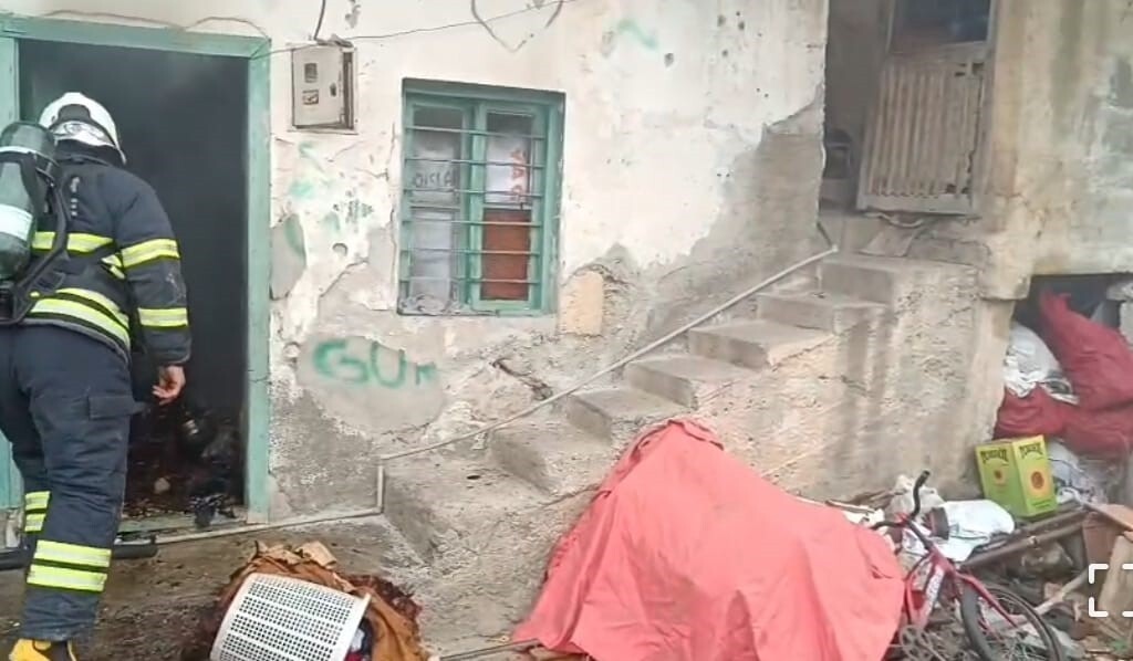 ADANA'NIN KOZAN İLÇESİNDEKİ BİR EVDE ÇIKAN YANGIN PANİĞE NEDEN OLURKEN ÇEVREYE SIÇRAMADAN...