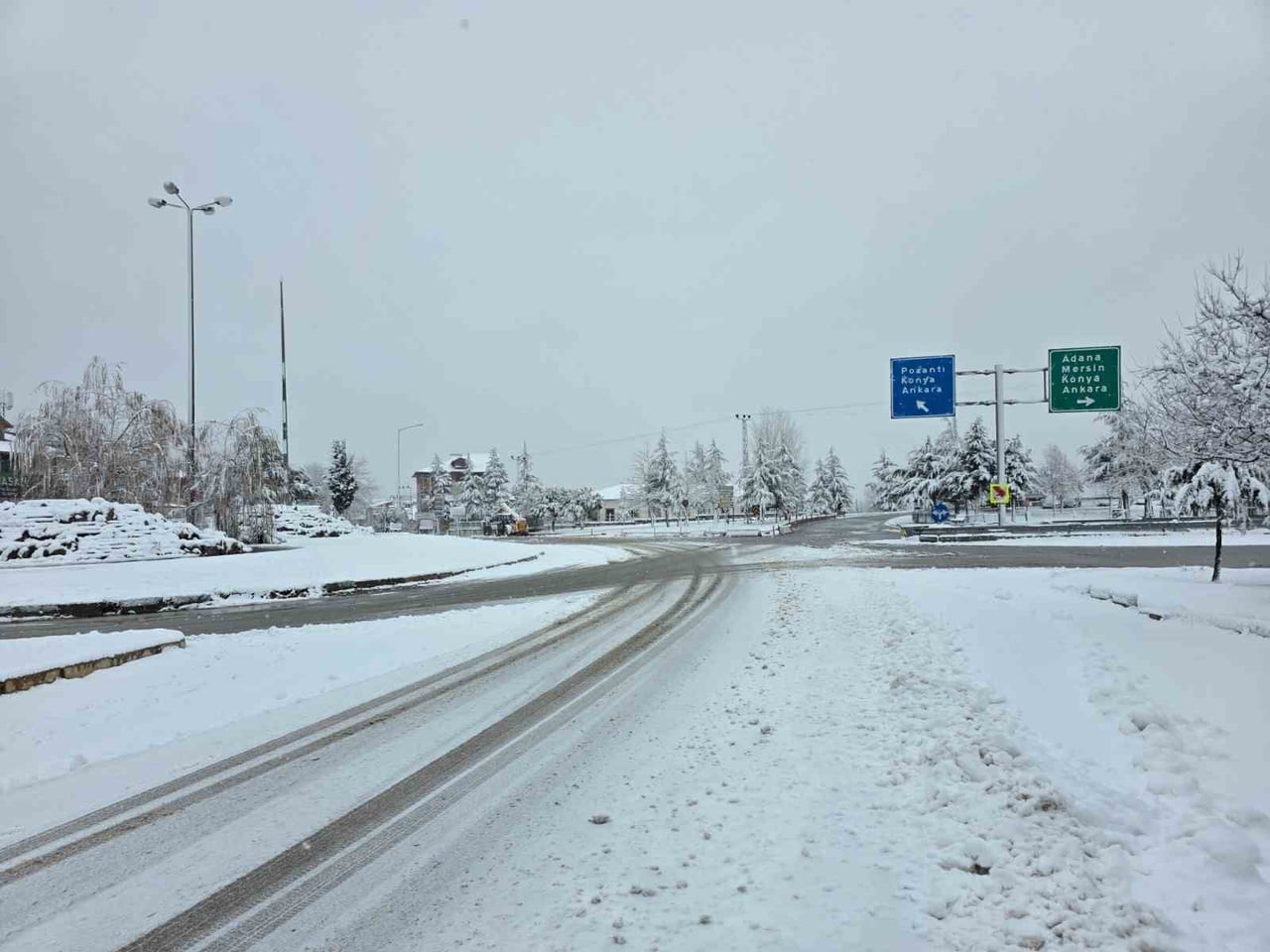 ADANA'NIN POZANTI İLÇESİNDE KAR YAĞIŞI ETKİLİ OLDU.