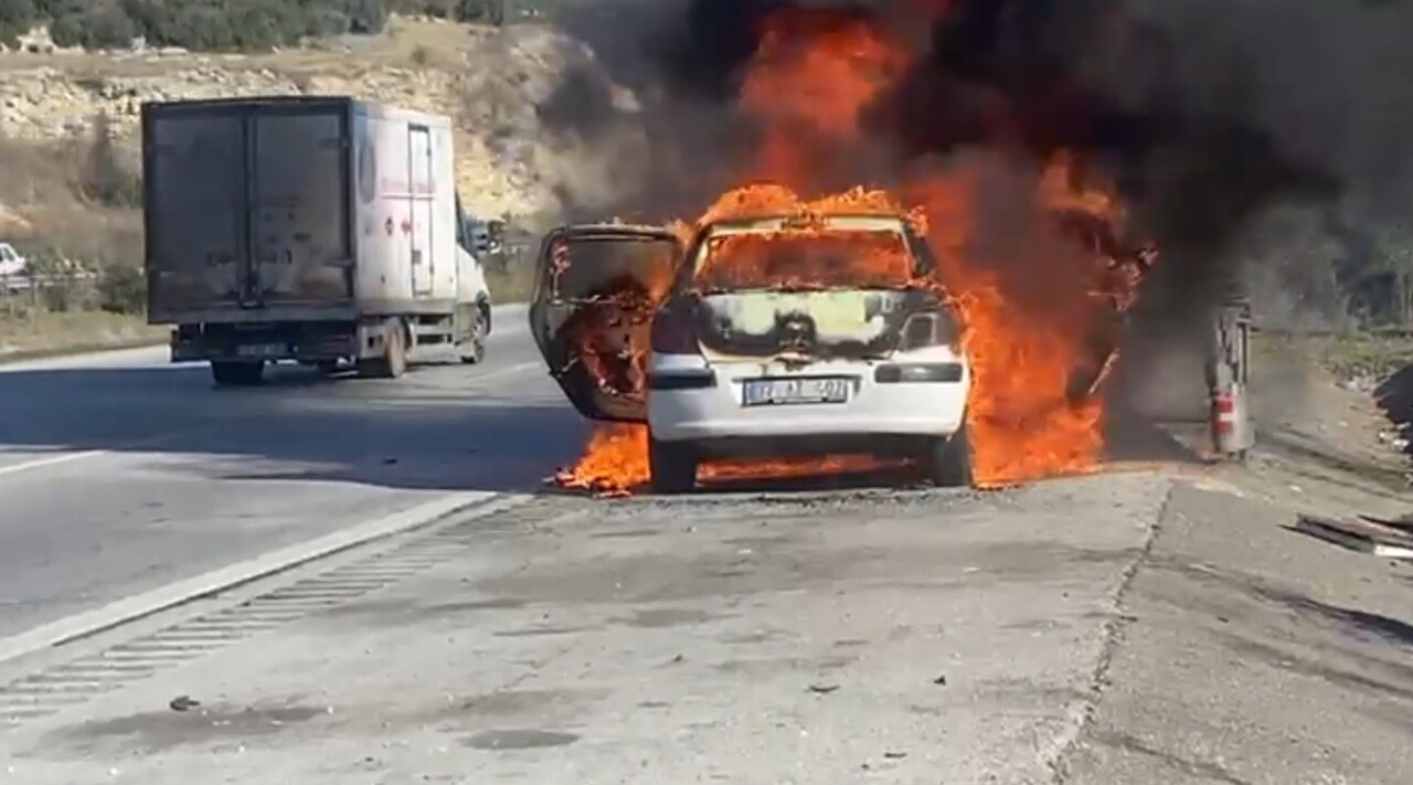 ADANA'NIN POZANTI İLÇESİNDE OTOYOLDA OTOMOBİL ALEV TOPUNA DÖNDÜ.